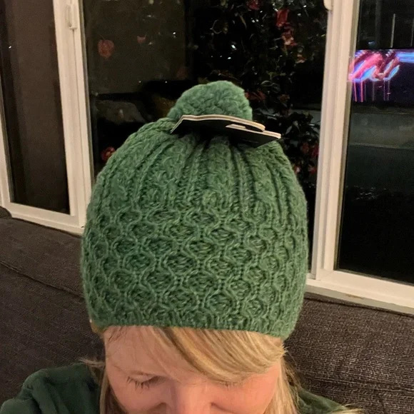 Aran Woollen Mills Green Cable-Knit Pom Beanie with Wooden Buttons NWT Women’s - Picture 10 of 11